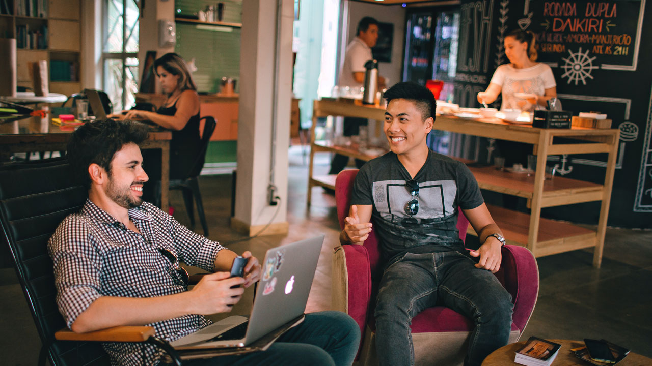 話している男性