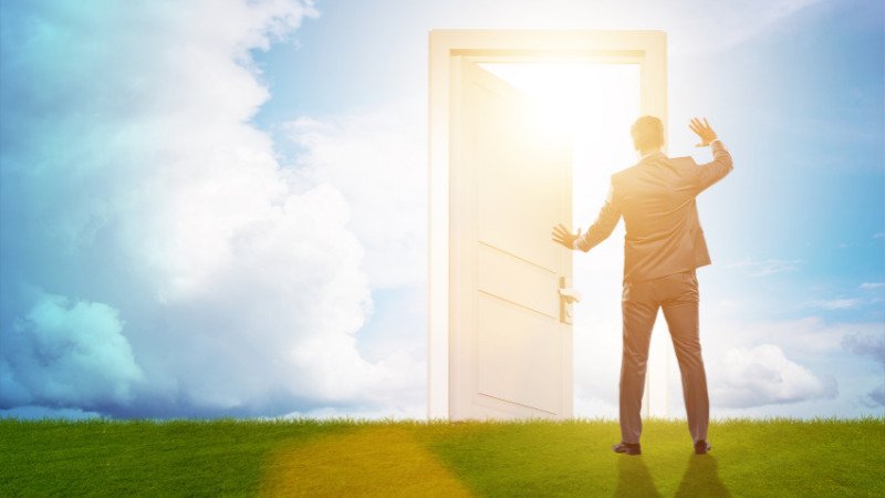 男性が扉を開ける