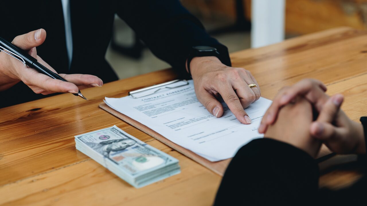 契約をしている人