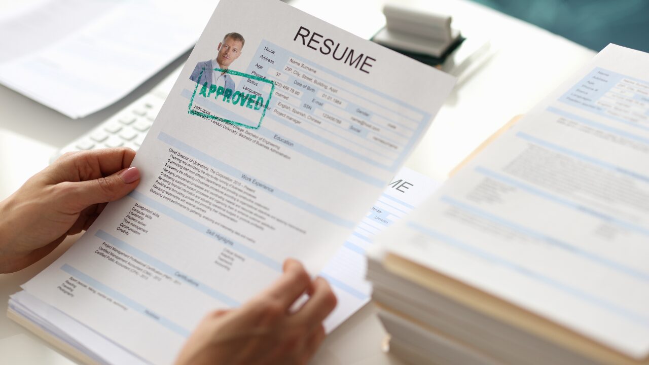 履歴書を見る人