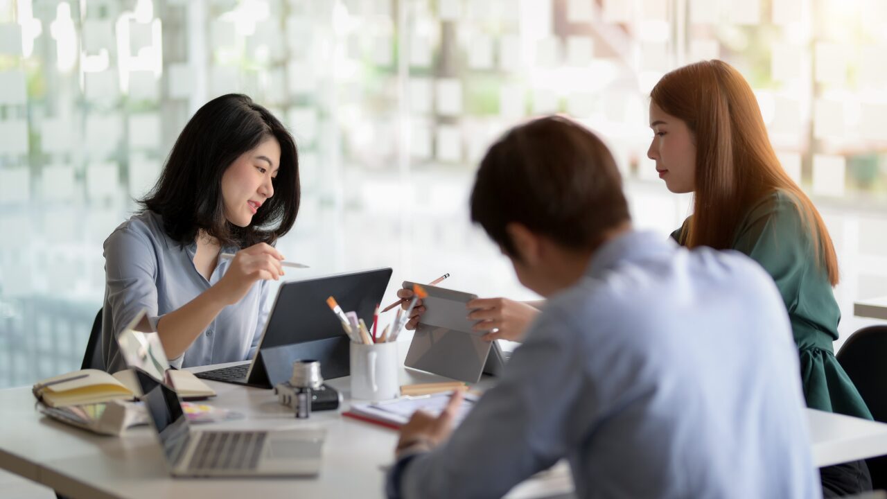 話し合う人たち
