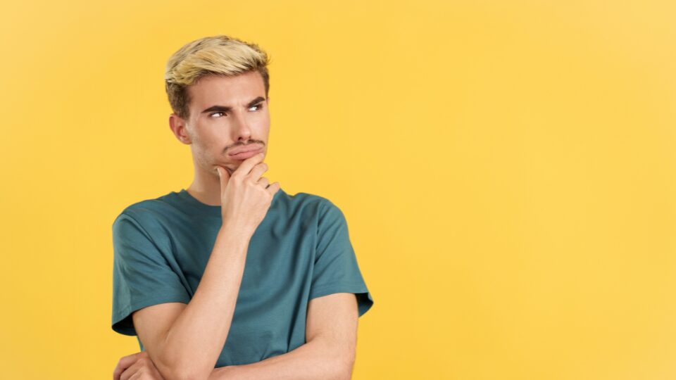 考え事をする男性