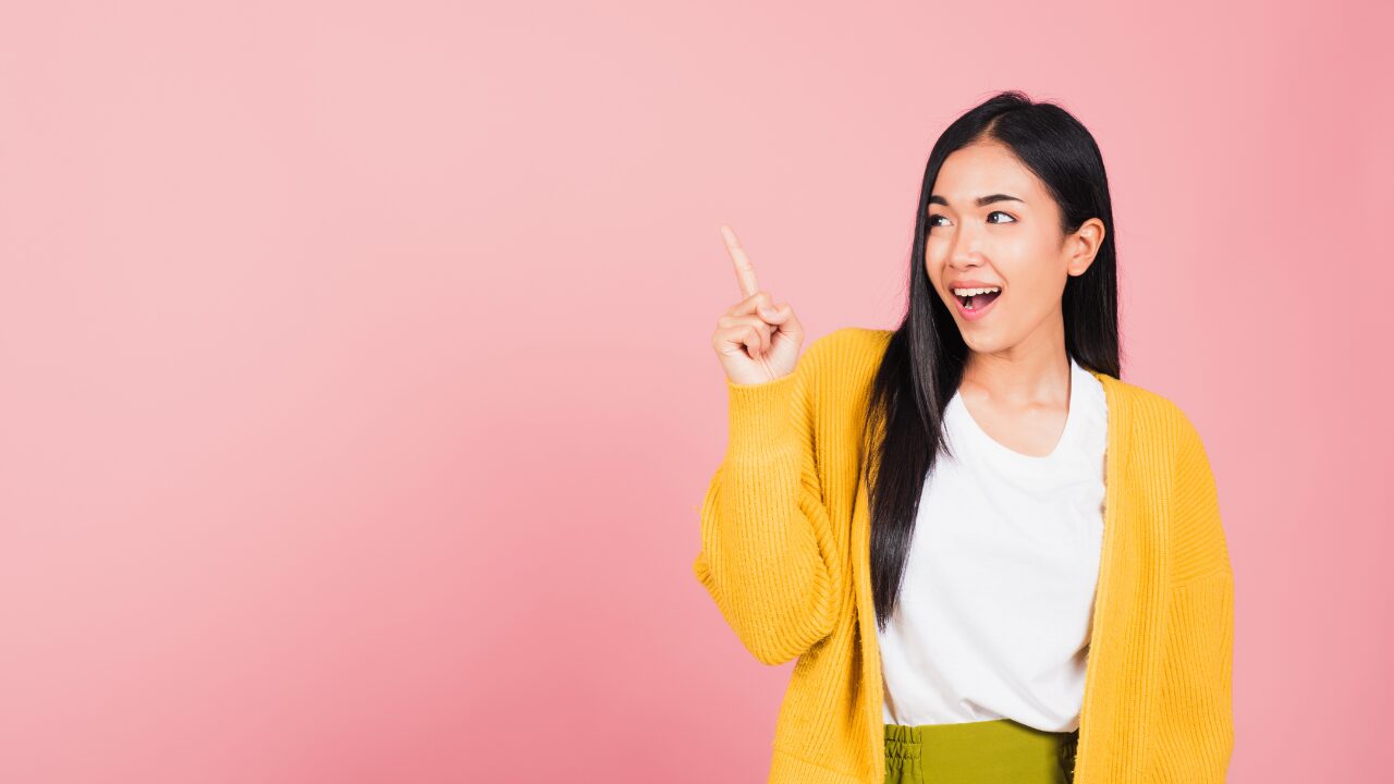 指を指している女性