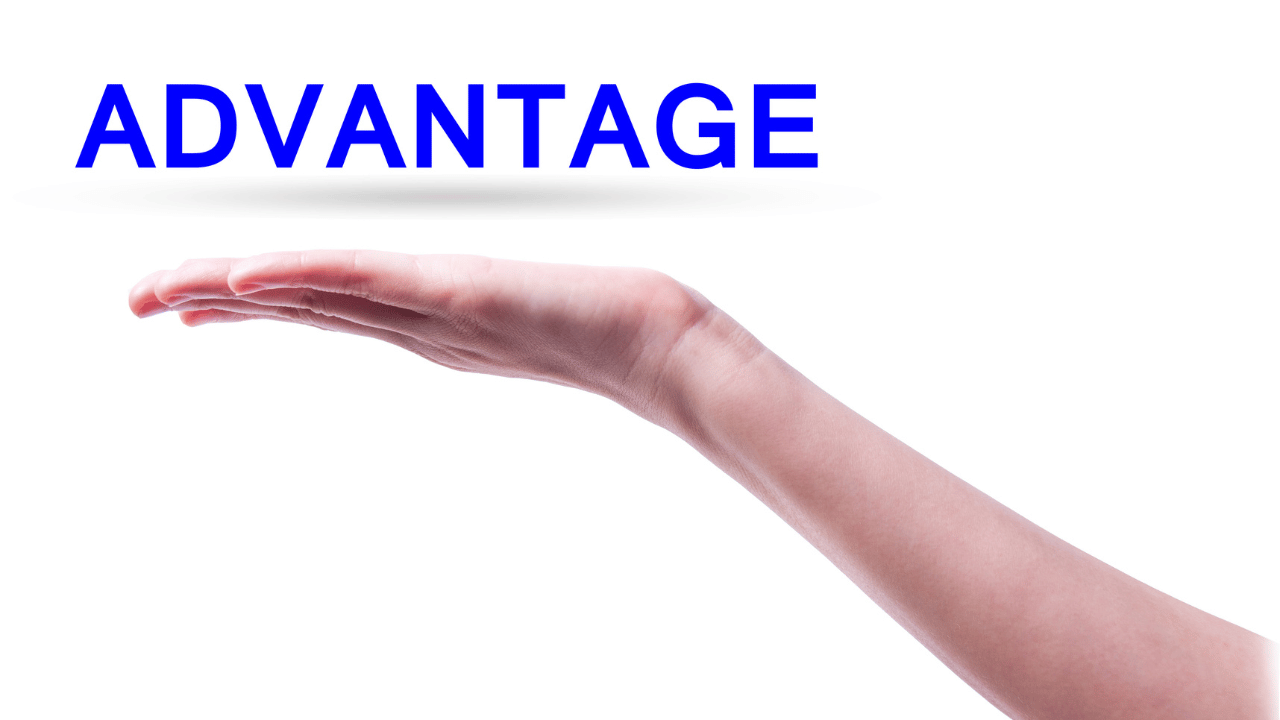 advantageの文字と人の手