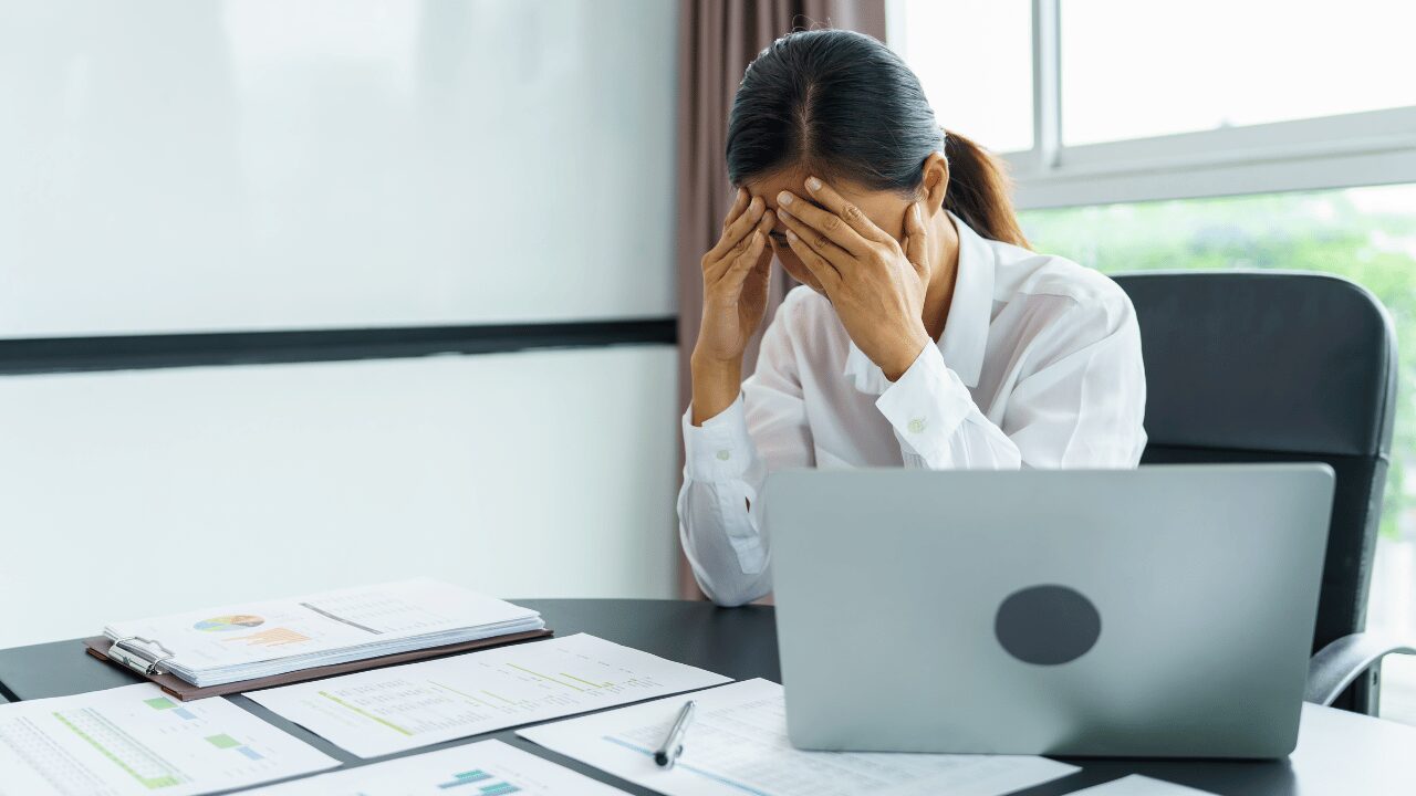 落ち込んでる女性