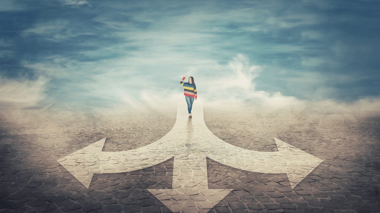 海と砂浜に立ってる女性