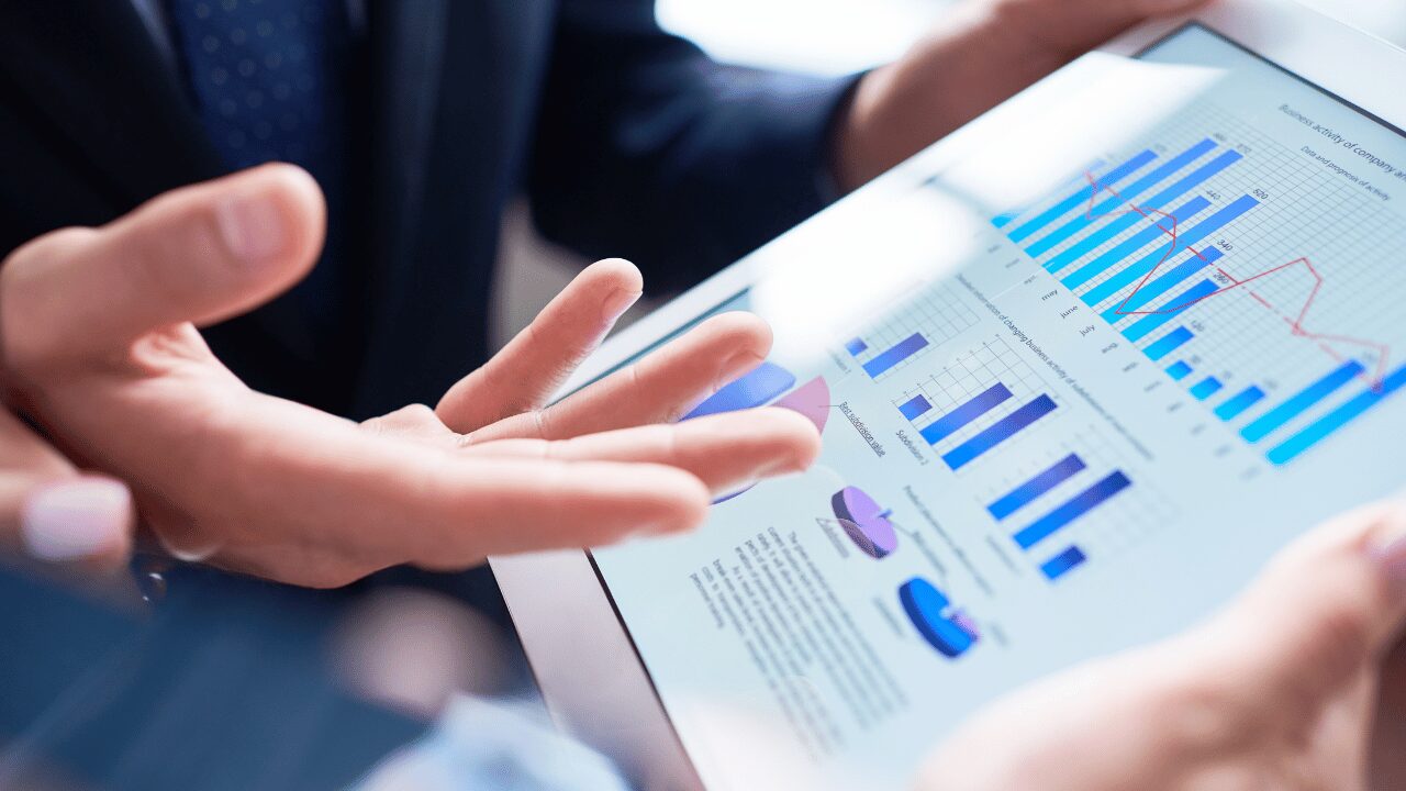 資料を見せてる人