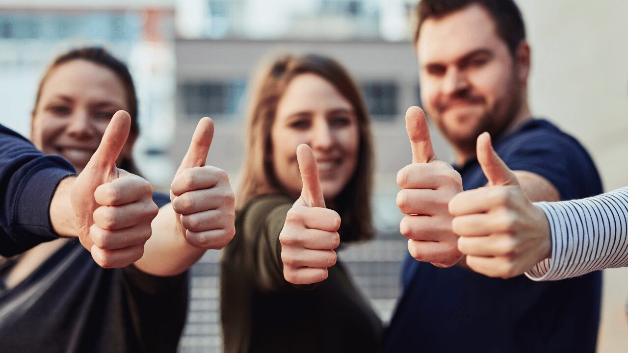 親指を立ててる男女